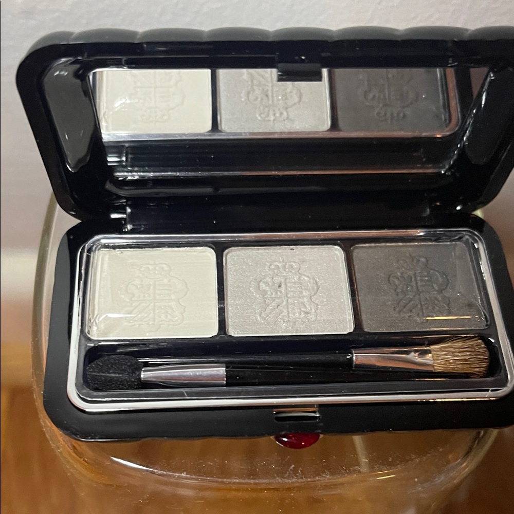 Borghese  Eye Shadow Trio with Mirror & 2 brushes